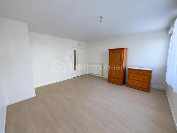 Au cœur de Fresnes, découvrez ce bel appartement 2 pièces de 48 m², bien agencé et fonctionnel. Il se compose d’une entrée avec rangement, d’un séjour agréable, d’une cuisine séparée, d’une chambre, d’une salle de bains et de WC séparés. Une place de stationnement privative en sous-sol complète le bien.

Idéalement situé en centre-ville, il bénéficie d’un emplacement particulièrement pratique, avec les transports accessibles à moins d’une minute à pied. Plusieurs lignes de bus desservent le secteur, notamment les 184, 187, 286 et 396. 
L’appartement profite également d’un accès rapide aux principaux axes routiers, dont l’A86, facilitant les déplacements vers Paris et les communes environnantes.

Un appartement agréable, bien distribué et très bien desservi, idéal pour une résidence principale comme pour un investissement locatif.