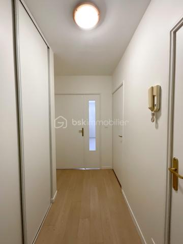 Au cœur de Fresnes, découvrez ce bel appartement 2 pièces de 48 m², bien agencé et fonctionnel. Il se compose d’une entrée avec rangement, d’un séjour agréable, d’une cuisine séparée, d’une chambre, d’une salle de bains et de WC séparés. Une place de stationnement privative en sous-sol complète le bien.

Idéalement situé en centre-ville, il bénéficie d’un emplacement particulièrement pratique, avec les transports accessibles à moins d’une minute à pied. Plusieurs lignes de bus desservent le secteur, notamment les 184, 187, 286 et 396. 
L’appartement profite également d’un accès rapide aux principaux axes routiers, dont l’A86, facilitant les déplacements vers Paris et les communes environnantes.

Un appartement agréable, bien distribué et très bien desservi, idéal pour une résidence principale comme pour un investissement locatif.