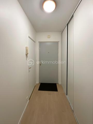 Au cœur de Fresnes, découvrez ce bel appartement 2 pièces de 48 m², bien agencé et fonctionnel. Il se compose d’une entrée avec rangement, d’un séjour agréable, d’une cuisine séparée, d’une chambre, d’une salle de bains et de WC séparés. Une place de stationnement privative en sous-sol complète le bien.

Idéalement situé en centre-ville, il bénéficie d’un emplacement particulièrement pratique, avec les transports accessibles à moins d’une minute à pied. Plusieurs lignes de bus desservent le secteur, notamment les 184, 187, 286 et 396. 
L’appartement profite également d’un accès rapide aux principaux axes routiers, dont l’A86, facilitant les déplacements vers Paris et les communes environnantes.

Un appartement agréable, bien distribué et très bien desservi, idéal pour une résidence principale comme pour un investissement locatif.