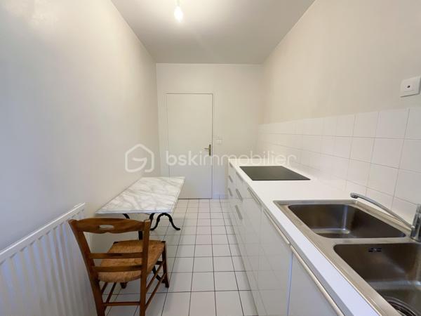 Au cœur de Fresnes, découvrez ce bel appartement 2 pièces de 48 m², bien agencé et fonctionnel. Il se compose d’une entrée avec rangement, d’un séjour agréable, d’une cuisine séparée, d’une chambre, d’une salle de bains et de WC séparés. Une place de stationnement privative en sous-sol complète le bien.

Idéalement situé en centre-ville, il bénéficie d’un emplacement particulièrement pratique, avec les transports accessibles à moins d’une minute à pied. Plusieurs lignes de bus desservent le secteur, notamment les 184, 187, 286 et 396. 
L’appartement profite également d’un accès rapide aux principaux axes routiers, dont l’A86, facilitant les déplacements vers Paris et les communes environnantes.

Un appartement agréable, bien distribué et très bien desservi, idéal pour une résidence principale comme pour un investissement locatif.