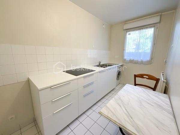 Au cœur de Fresnes, découvrez ce bel appartement 2 pièces de 48 m², bien agencé et fonctionnel. Il se compose d’une entrée avec rangement, d’un séjour agréable, d’une cuisine séparée, d’une chambre, d’une salle de bains et de WC séparés. Une place de stationnement privative en sous-sol complète le bien.

Idéalement situé en centre-ville, il bénéficie d’un emplacement particulièrement pratique, avec les transports accessibles à moins d’une minute à pied. Plusieurs lignes de bus desservent le secteur, notamment les 184, 187, 286 et 396. 
L’appartement profite également d’un accès rapide aux principaux axes routiers, dont l’A86, facilitant les déplacements vers Paris et les communes environnantes.

Un appartement agréable, bien distribué et très bien desservi, idéal pour une résidence principale comme pour un investissement locatif.