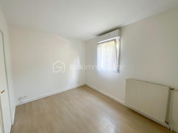 Au cœur de Fresnes, découvrez ce bel appartement 2 pièces de 48 m², bien agencé et fonctionnel. Il se compose d’une entrée avec rangement, d’un séjour agréable, d’une cuisine séparée, d’une chambre, d’une salle de bains et de WC séparés. Une place de stationnement privative en sous-sol complète le bien.

Idéalement situé en centre-ville, il bénéficie d’un emplacement particulièrement pratique, avec les transports accessibles à moins d’une minute à pied. Plusieurs lignes de bus desservent le secteur, notamment les 184, 187, 286 et 396. 
L’appartement profite également d’un accès rapide aux principaux axes routiers, dont l’A86, facilitant les déplacements vers Paris et les communes environnantes.

Un appartement agréable, bien distribué et très bien desservi, idéal pour une résidence principale comme pour un investissement locatif.