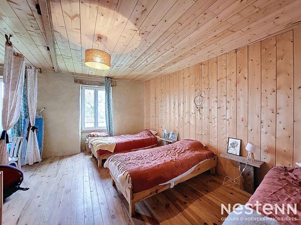 A Vendre Maison en pierre de 164 m² avec dépendance de 120 m² et grand terrain dans un hameau