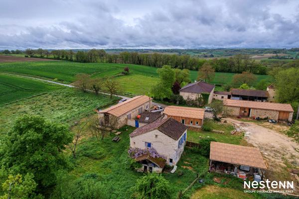 A Vendre Maison en pierre de 164 m² avec dépendance de 120 m² et grand terrain dans un hameau