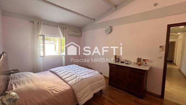 Villa de Plain Pied, 4 chambres , sur 593 m² clôturé, en excellent état.