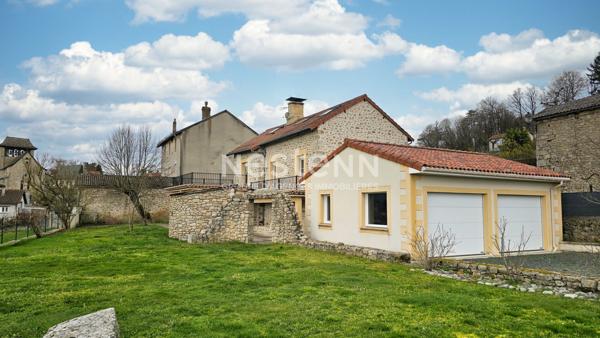 A 25 minutes d'Aurillac, à Roumégoux, sur terrain de1200 m², à vendre Maison en pierre de type 7 d'une surface de161 m² avec double garage.