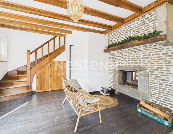 A 25 minutes d'Aurillac, à Roumégoux, sur terrain de1200 m², à vendre Maison en pierre de type 7 d'une surface de161 m² avec double garage.