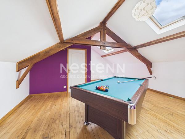 A 25 minutes d'Aurillac, à Roumégoux, sur terrain de1200 m², à vendre Maison en pierre de type 7 d'une surface de161 m² avec double garage.