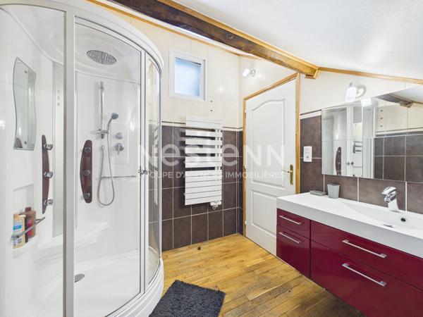 A 25 minutes d'Aurillac, à Roumégoux, sur terrain de1200 m², à vendre Maison en pierre de type 7 d'une surface de161 m² avec double garage.