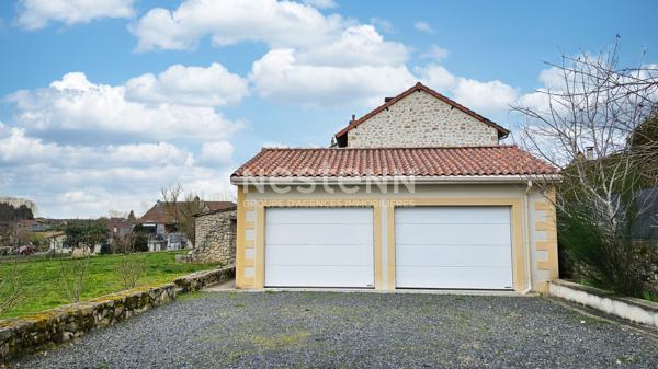 A 25 minutes d'Aurillac, à Roumégoux, sur terrain de1200 m², à vendre Maison en pierre de type 7 d'une surface de161 m² avec double garage.