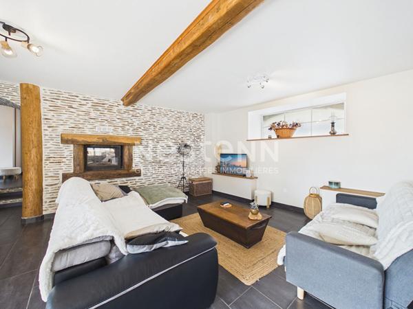 A 25 minutes d'Aurillac, à Roumégoux, sur terrain de1200 m², à vendre Maison en pierre de type 7 d'une surface de161 m² avec double garage.