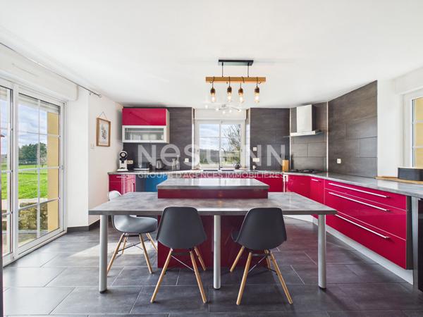 A 25 minutes d'Aurillac, à Roumégoux, sur terrain de1200 m², à vendre Maison en pierre de type 7 d'une surface de161 m² avec double garage.