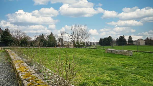 A 25 minutes d'Aurillac, à Roumégoux, sur terrain de1200 m², à vendre Maison en pierre de type 7 d'une surface de161 m² avec double garage.