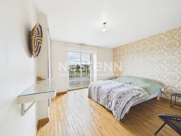 A 25 minutes d'Aurillac, à Roumégoux, sur terrain de1200 m², à vendre Maison en pierre de type 7 d'une surface de161 m² avec double garage.