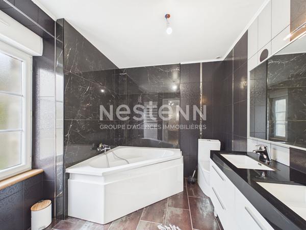 A 25 minutes d'Aurillac, à Roumégoux, sur terrain de1200 m², à vendre Maison en pierre de type 7 d'une surface de161 m² avec double garage.