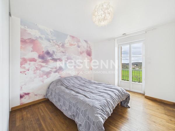 A 25 minutes d'Aurillac, à Roumégoux, sur terrain de1200 m², à vendre Maison en pierre de type 7 d'une surface de161 m² avec double garage.