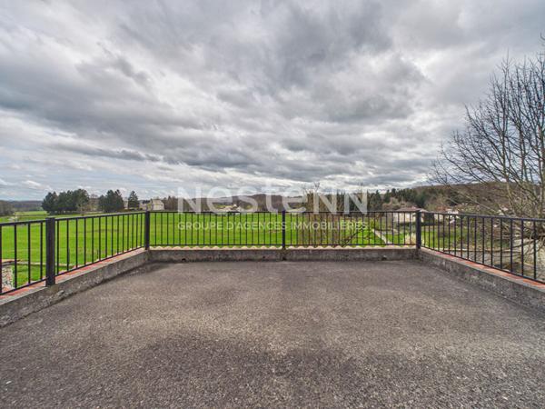 A 25 minutes d'Aurillac, à Roumégoux, sur terrain de1200 m², à vendre Maison en pierre de type 7 d'une surface de161 m² avec double garage.