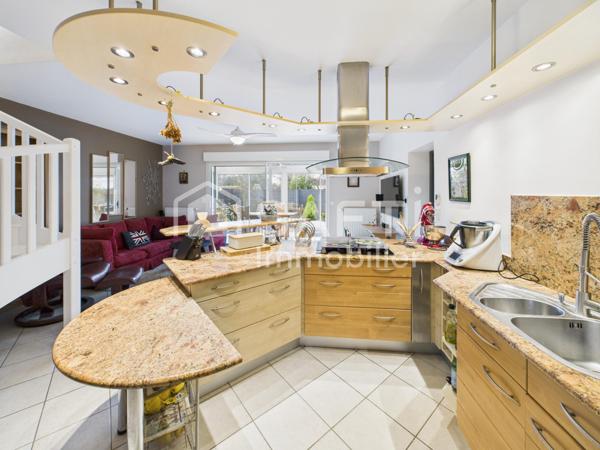 Mérignac Capeyron – Maison de ville avec jardin, terrasse, garage et carport