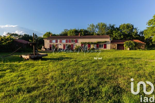 Maison 8 pièces de 180 m² à Essarts en Bocage (85140)