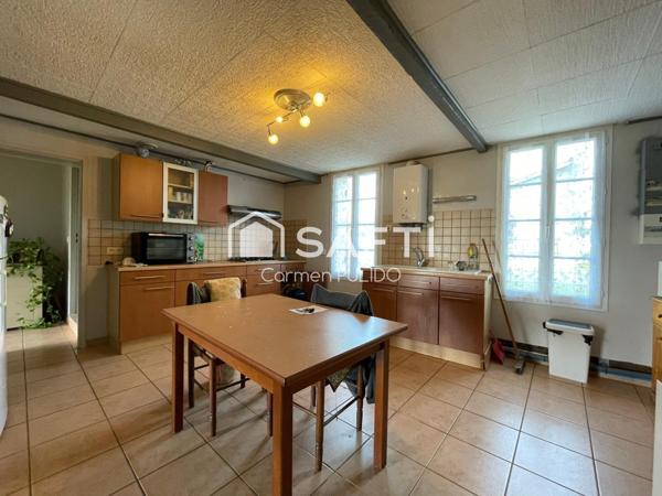 Maison en pierre mitoyenne : 2 chambres, jardin, garage et un potentiel studio !