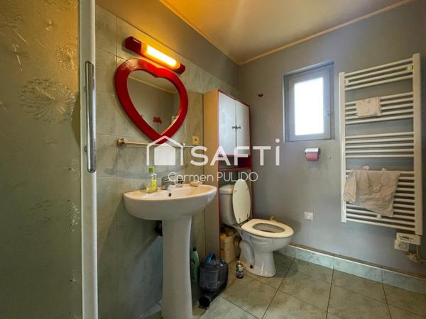 Maison en pierre mitoyenne : 2 chambres, jardin, garage et un potentiel studio !