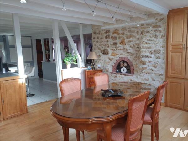 A VENDRE A SAINT MARTIN D'ABLOIS - MAISON DE VILLAGE AVEC TERRASSE ET GARAGE