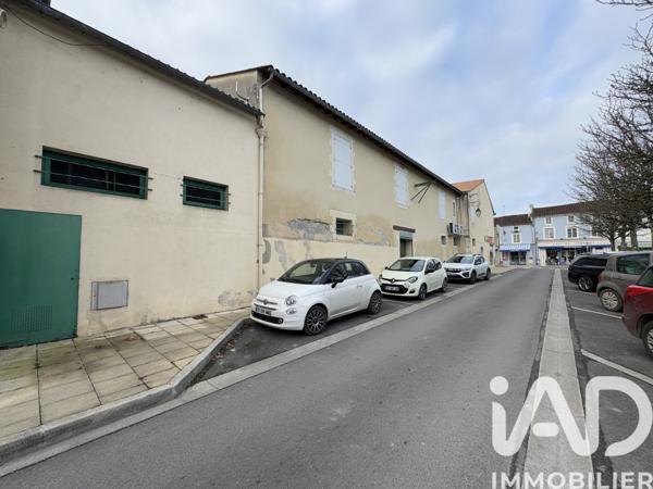 Immeuble à vendre 341 m² Aigre