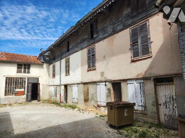 À vendre à Bar-sur-Aube - Ancienne salle des ventes à fort potentiel

À quelques minutes de l...