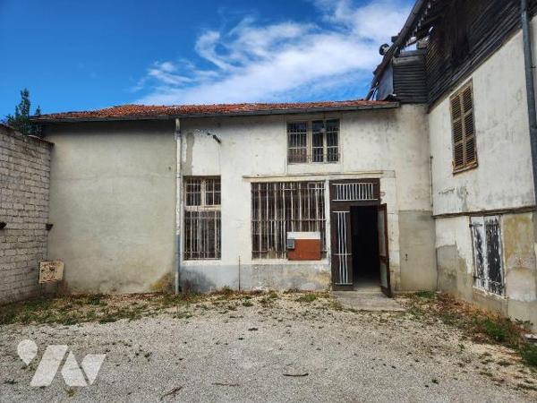 À vendre à Bar-sur-Aube - Ancienne salle des ventes à fort potentiel

À quelques minutes de l...