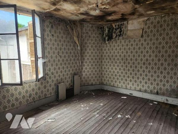À vendre à Bar-sur-Aube - Ancienne salle des ventes à fort potentiel

À quelques minutes de l...