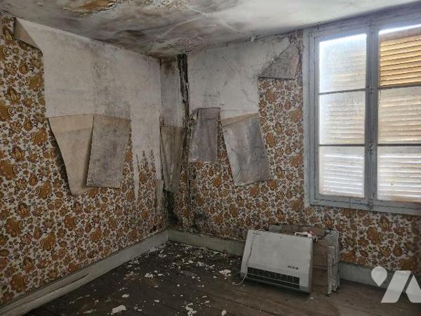 À vendre à Bar-sur-Aube - Ancienne salle des ventes à fort potentiel

À quelques minutes de l...