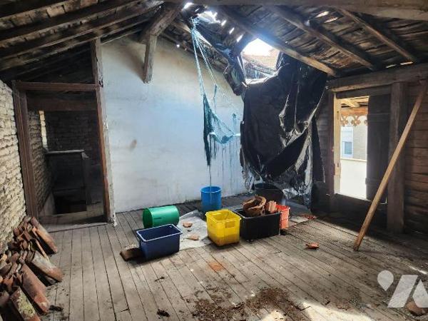 À vendre à Bar-sur-Aube - Ancienne salle des ventes à fort potentiel

À quelques minutes de l...