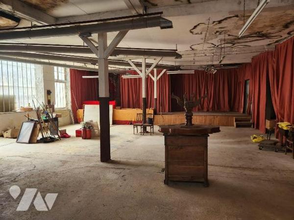 À vendre à Bar-sur-Aube - Ancienne salle des ventes à fort potentiel

À quelques minutes de l...