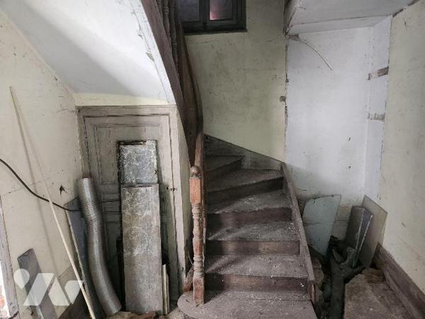 À vendre à Bar-sur-Aube - Ancienne salle des ventes à fort potentiel

À quelques minutes de l...