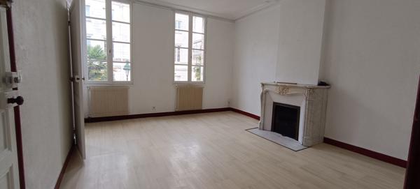 Immeuble avec local commercial - appartements