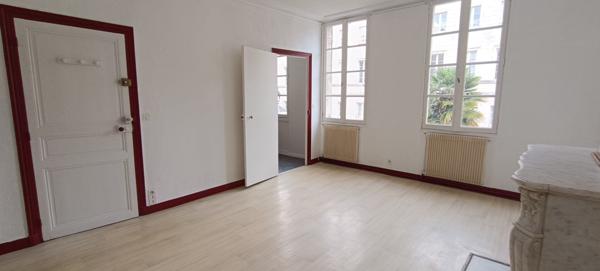 Immeuble avec local commercial - appartements