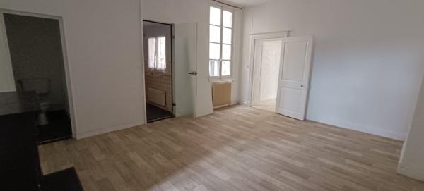 Immeuble avec local commercial - appartements