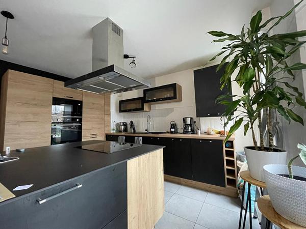 A deux pas du coeur de Châteaubriant, duplex rénové avec garage et borne de recharge.