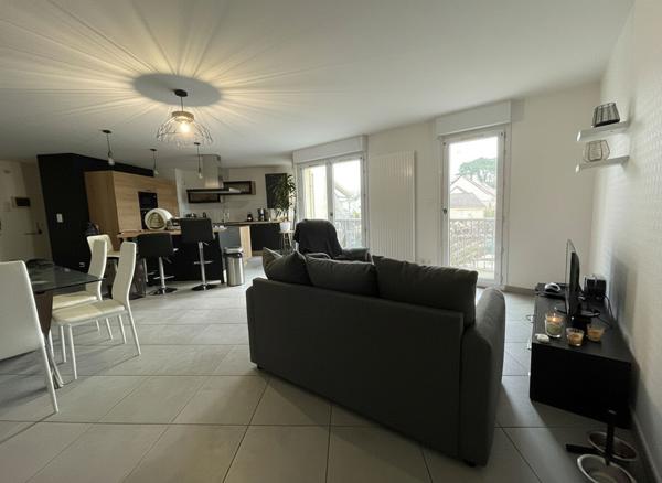 A deux pas du coeur de Châteaubriant, duplex rénové avec garage et borne de recharge.