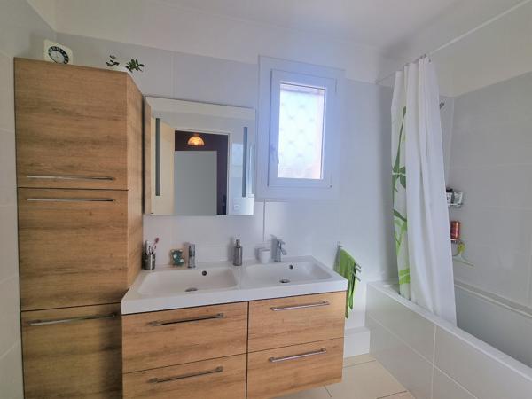 Maison trois faces de type 5 avec piscine traditionnelle et garage !