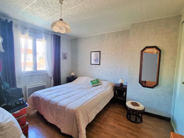 Maison trois faces de type 5 avec piscine traditionnelle et garage !