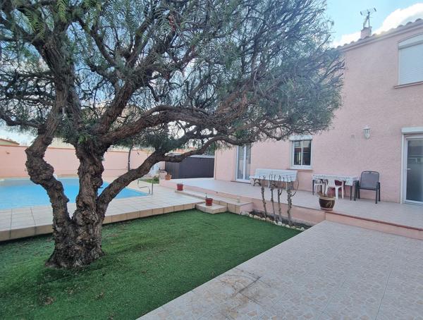 Maison trois faces de type 5 avec piscine traditionnelle et garage !