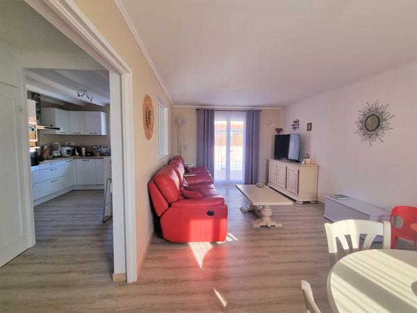 Maison trois faces de type 5 avec piscine traditionnelle et garage !