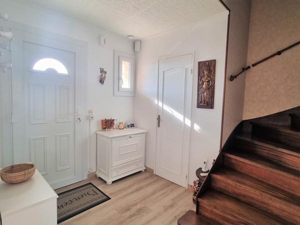 Maison trois faces de type 5 avec piscine traditionnelle et garage !