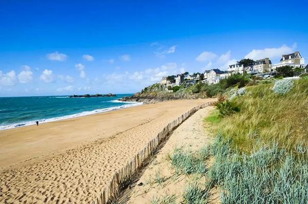Terrain borné constructible plat de 548 m2 - 5 minutes plag