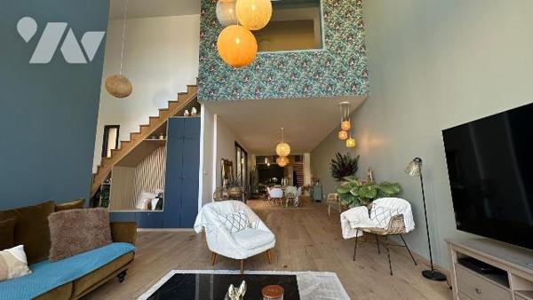 Située sur la commune de Bétheny, cette ancienne grange entièrement rénovée en 2022 offre un ca...