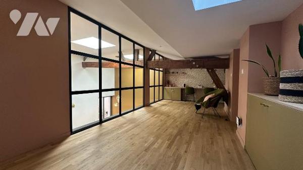 Située sur la commune de Bétheny, cette ancienne grange entièrement rénovée en 2022 offre un ca...