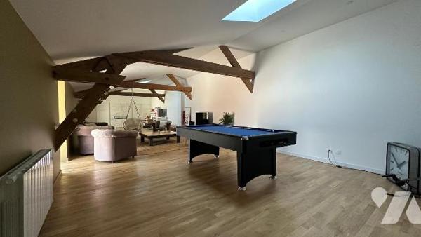 Située sur la commune de Bétheny, cette ancienne grange entièrement rénovée en 2022 offre un ca...