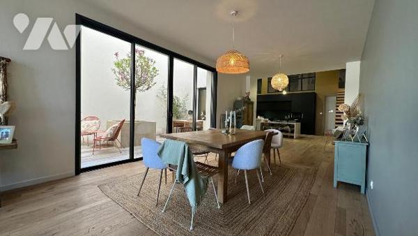 Située sur la commune de Bétheny, cette ancienne grange entièrement rénovée en 2022 offre un ca...