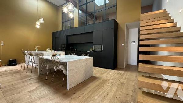 Située sur la commune de Bétheny, cette ancienne grange entièrement rénovée en 2022 offre un ca...